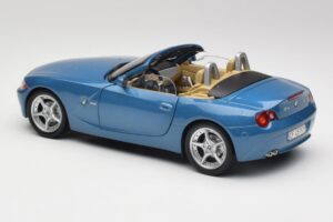 BMW Z4 E85 Maldives Blue Bburago 1:18 34046BLUE Metall — Bild 7 von 8