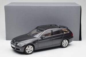 BMW 330i E91 Touring Dunkelgrau Kyosho 1:18 80430394360 Metall — Bild 8 von 8