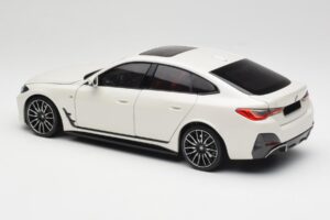 BMW i4 M50 G26 Alpine White Minichamps 1:18 110023011 Metall — Bild 7 von 8