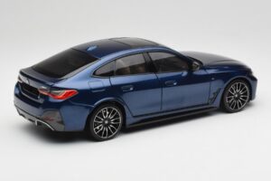 BMW i4 M50 G26 Portimao Blue Minichamps 1:18 110023012 Metall — Bild 3 von 8