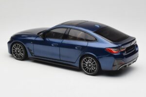 BMW i4 M50 G26 Portimao Blue Minichamps 1:18 110023012 Metall — Bild 7 von 8