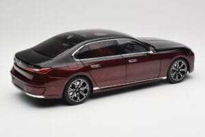 BMW i7 G70 Black & Red Metallic Minichamps 1:18 110023201 Metall — Bild 3 von 8