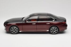 BMW i7 G70 Black & Red Metallic Minichamps 1:18 110023201 Metall — Bild 4 von 8