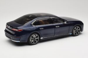 BMW i7 G70 Blue Metallic Minichamps 1:18 110023202 Metall — Bild 3 von 8