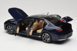BMW i7 G70 Blue Metallic Minichamps 1:18 110023202 Metall — Bild 5 von 8