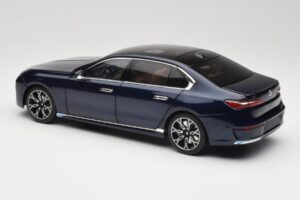BMW i7 G70 Blue Metallic Minichamps 1:18 110023202 Metall — Bild 7 von 8