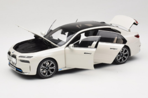 BMW i7 G70 White Metallic Minichamps 1:18 110023200 Metall — Bild 2 von 8