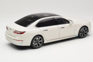 BMW i7 G70 White Metallic Minichamps 1:18 110023200 Metall — Bild 3 von 8