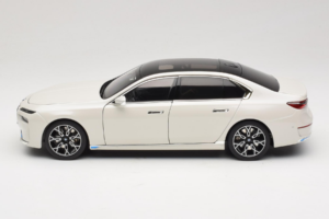 BMW i7 G70 White Metallic Minichamps 1:18 110023200 Metall — Bild 4 von 8