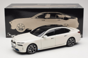 BMW i7 G70 White Metallic Minichamps 1:18 110023200 Metall — Bild 8 von 8