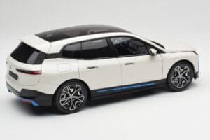 BMW iX Alpine White Minichamps 1:18 110023102 Metall — Bild 3 von 8