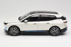 BMW iX Alpine White Minichamps 1:18 110023102 Metall — Bild 4 von 8