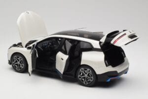 BMW iX Alpine White Minichamps 1:18 110023102 Metall — Bild 5 von 8