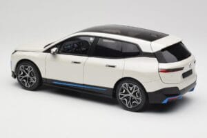 BMW iX Alpine White Minichamps 1:18 110023102 Metall — Bild 7 von 8
