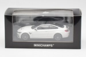 BMW M4 GTS F82 Weiß Mit Grauen Felgen Minichamps 1:43 410025221 Metall — Bild 4 von 4