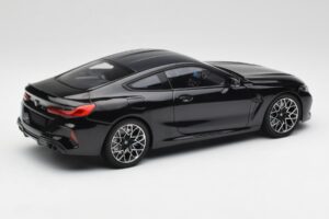 BMW M8 F92 Saphirschwarz Minichamps 1:18 110029021 Metall — Bild 3 von 8