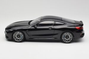 BMW M8 F92 Saphirschwarz Minichamps 1:18 110029021 Metall — Bild 4 von 8