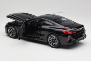 BMW M8 F92 Saphirschwarz Minichamps 1:18 110029021 Metall — Bild 5 von 8