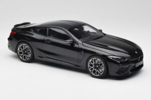 BMW M8 F92 Saphirschwarz Minichamps 1:18 110029021 Metall — Bild 6 von 8