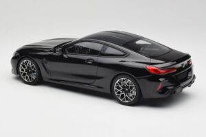 BMW M8 F92 Saphirschwarz Minichamps 1:18 110029021 Metall — Bild 7 von 8