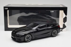 BMW M8 F92 Saphirschwarz Minichamps 1:18 110029021 Metall — Bild 8 von 8