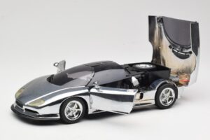 BMW Nazca M12 Chrome Silver Revell 1:18 08916 Metall — Bild 2 von 8