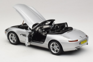 BMW Z8 Silber 007 The World Is Not Enough AUTOart 1:18 70511 Metall — Bild 5 von 8