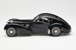 Bugatti 57SC Atlantic Schwarz CMC 1:18 M-085 Metall — Bild 3 von 6