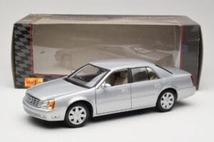 Cadillac DeVille DTS Maisto 1:18 56061 Metall — Bild 8 von 8