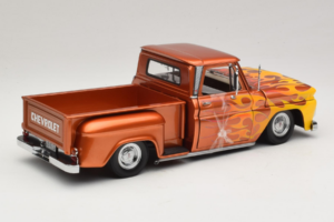 Chevrolet C-10 Stepside Pickup Lowrider Orange mit Flamme Sun Star 1:18 1392 Metall — Bild 2 von 6