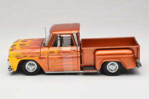 Chevrolet C-10 Stepside Pickup Lowrider Orange mit Flamme Sun Star 1:18 1392 Metall — Bild 3 von 6