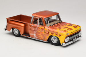 Chevrolet C-10 Stepside Pickup Lowrider Orange mit Flamme Sun Star 1:18 1392 Metall — Bild 4 von 6