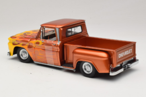 Chevrolet C-10 Stepside Pickup Lowrider Orange mit Flamme Sun Star 1:18 1392 Metall — Bild 5 von 6