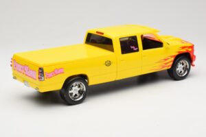 Chevrolet C2500 Silverado Pussy Wagon From Kill Bill Gelb GreenLight 1:18 19015 Metall — Bild 2 von 6
