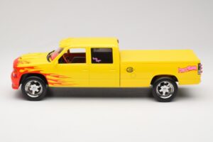 Chevrolet C2500 Silverado Pussy Wagon From Kill Bill Gelb GreenLight 1:18 19015 Metall — Bild 3 von 6