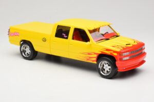 Chevrolet C2500 Silverado Pussy Wagon From Kill Bill Gelb GreenLight 1:18 19015 Metall — Bild 4 von 6