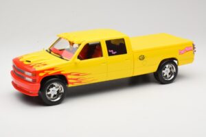 Chevrolet C2500 Silverado Pussy Wagon From Kill Bill Gelb GreenLight 1:18 19015 Metall
