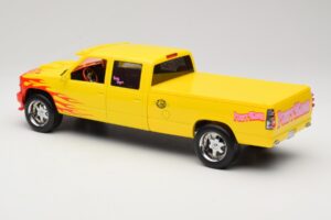 Chevrolet C2500 Silverado Pussy Wagon From Kill Bill Gelb GreenLight 1:18 19015 Metall — Bild 5 von 6