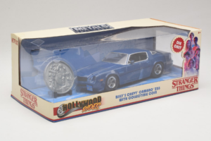 Chevrolet Camaro Z28 Stranger Things With Collectible Coin Metals Diecast 1:24 31110 Metall — Bild 2 von 3