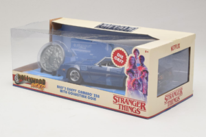 Chevrolet Camaro Z28 Stranger Things With Collectible Coin Metals Diecast 1:24 31110 Metall — Bild 3 von 3