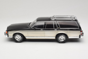 Chevrolet Caprice Estate Wagon Silber & Grau MCG 1:18 MCG18478 Metall — Bild 3 von 6