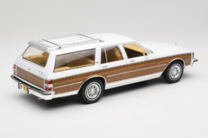 Chevrolet Caprice Estate Wagon Weiß MCG 1:18 MCG18475 Metall — Bild 2 von 6