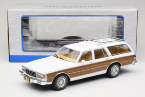 Chevrolet Caprice Estate Wagon Weiß MCG 1:18 MCG18475 Metall — Bild 6 von 6