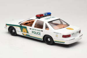 Chevrolet Caprice Metro Dade Polizei UT Models 1:18 21024 Metall — Bild 7 von 8