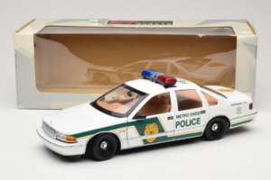 Chevrolet Caprice Metro Dade Polizei UT Models 1:18 21024 Metall — Bild 8 von 8