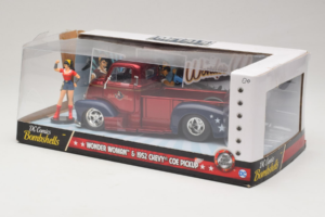Chevrolet COE Pickup Wonder Woman With Figure Metals Diecast 1:24 30453 Metall — Bild 3 von 3