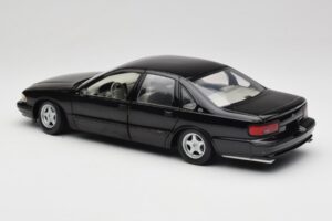 Chevrolet Impala SS Schwarz UT Models 1:18 21031 Metall — Bild 7 von 8