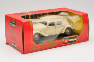 Citroen 15CV Traction Avant Beige Bburago 1:24 1501-B1 Metall — Bild 2 von 3