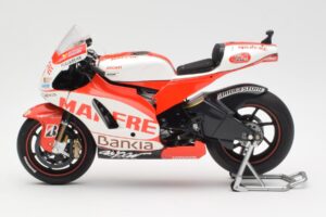 Ducati Desmosedici GP11 #8 H. Barbera Ducati MotoGP Team MotoGP 2011 Minichamps 1:12 123110008 Metall