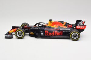 Aston Martin Red Bull Racing RB16 #33 M. Verstappen Abu Dhabi GP Winner 2020 Minichamps 1:18 110201733 Metall — Bild 3 von 7